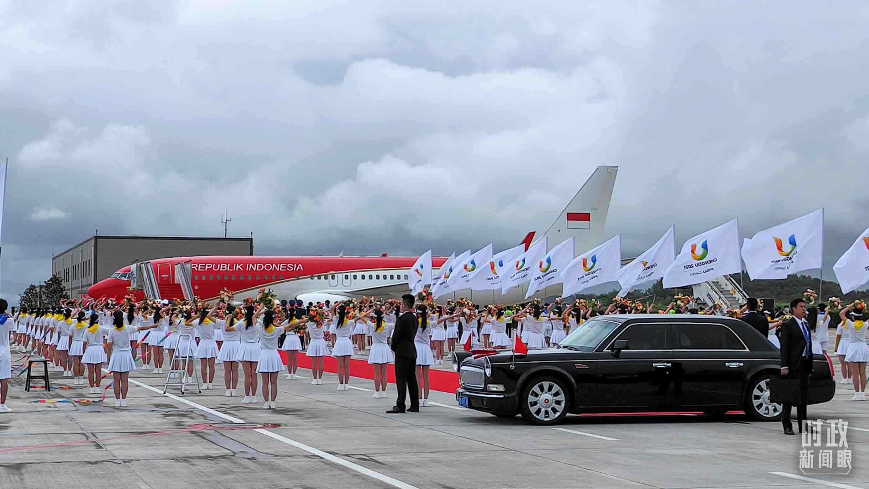 7月27日下午，印尼總統(tǒng)佐科抵達(dá)成都。（總臺(tái)央視記者王子杭拍攝）
