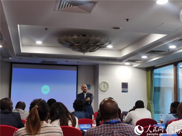 王鯤與研修班學(xué)員互動(dòng)交流。 人民網(wǎng) 孫鴻宇攝