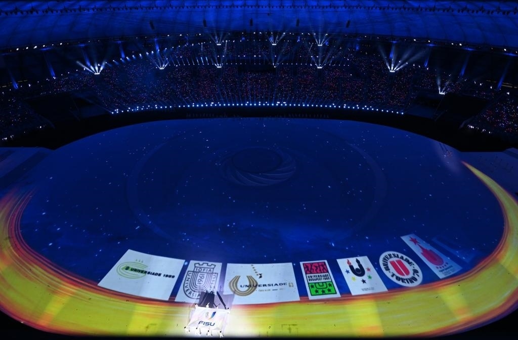 7月28日，國際大學(xué)生體育聯(lián)合會(huì)會(huì)旗在開幕式上入場。新華社記者劉磊攝