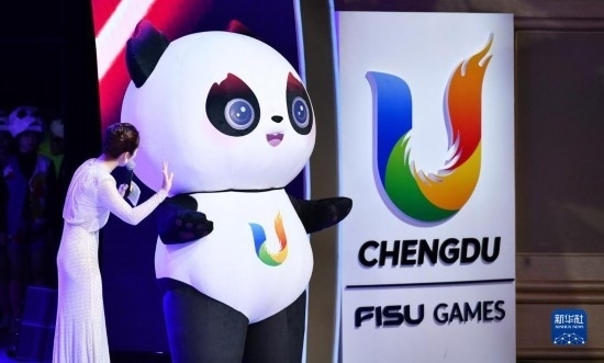 7月29日，成都大運(yùn)會(huì)吉祥物“蓉寶”在聯(lián)歡會(huì)現(xiàn)場(chǎng)。新華社記者 張端 攝