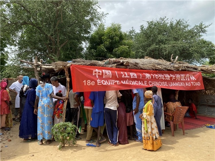 圖為草棚下的就診患者。中國(guó)駐乍得醫(yī)療隊(duì)供圖