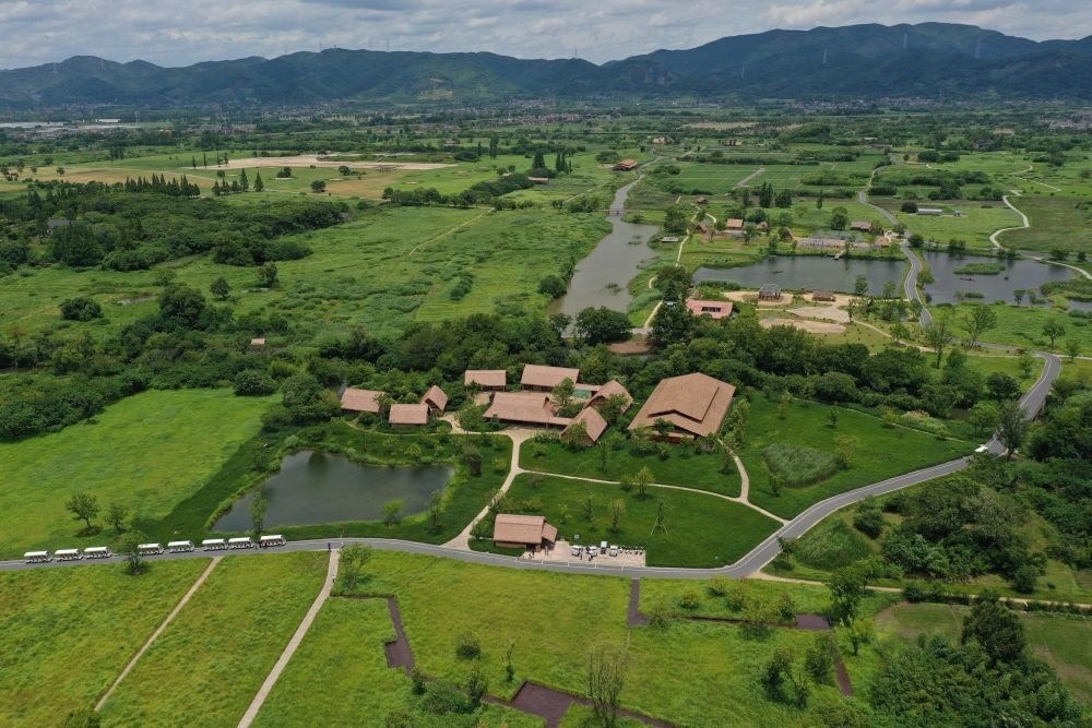 這是在浙江省杭州市余杭區(qū)拍攝的良渚古城遺址公園（2022年7月6日攝，無人機(jī)照片）。新華社記者 黃宗治 攝