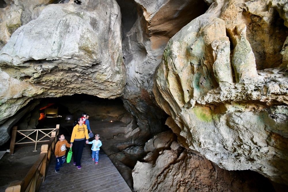 游人在位于福建省三明市三元區(qū)巖前鎮(zhèn)的萬壽巖遺址船帆洞游覽（2020年4月9日攝）。新華社記者 姜克紅 攝