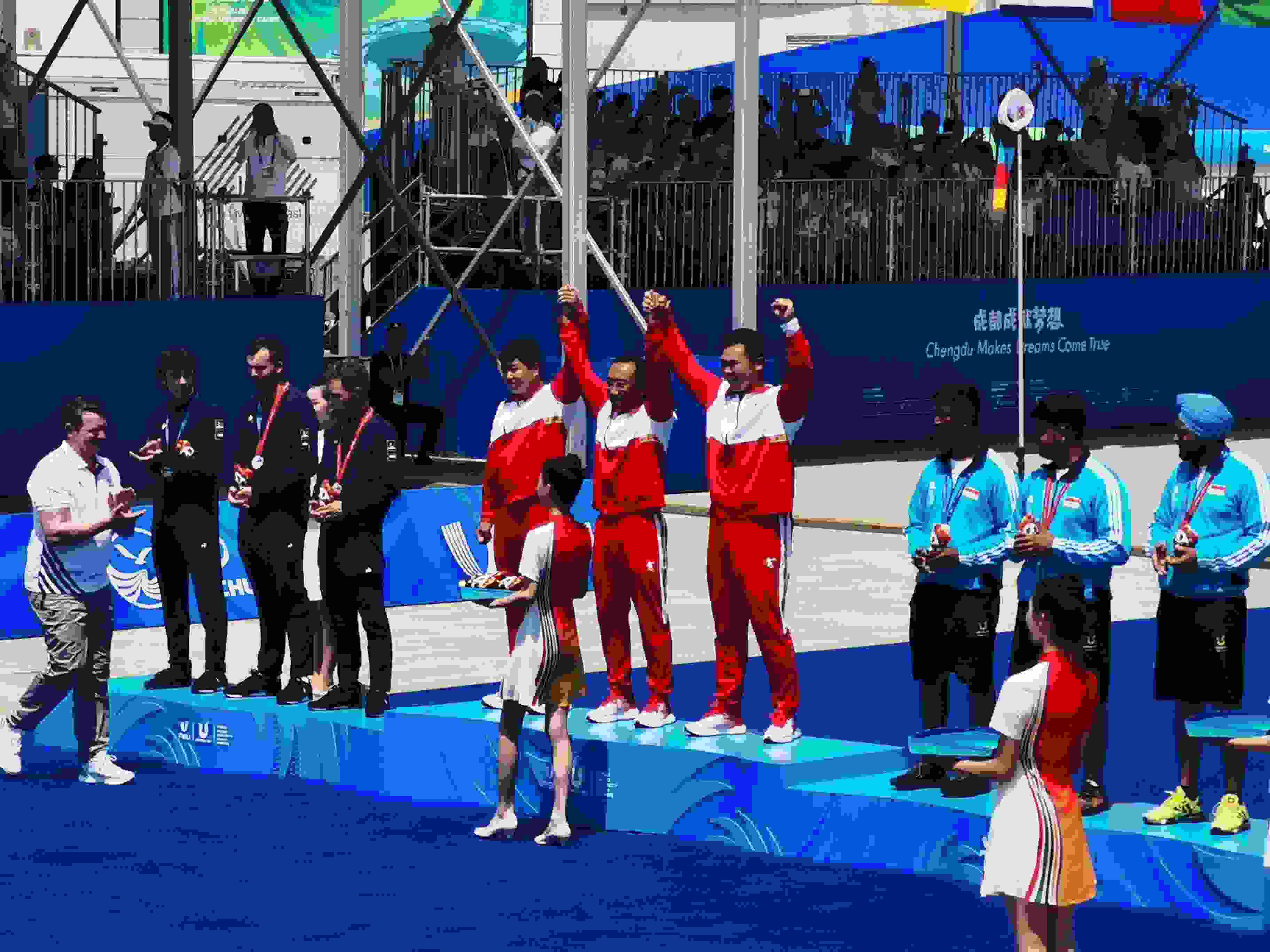 7月30日，在成都大運(yùn)會(huì)男子復(fù)合弓團(tuán)體頒獎(jiǎng)儀式中，中國隊(duì)?wèi)c祝奪得冠軍。 人民網(wǎng)記者 楊磊攝