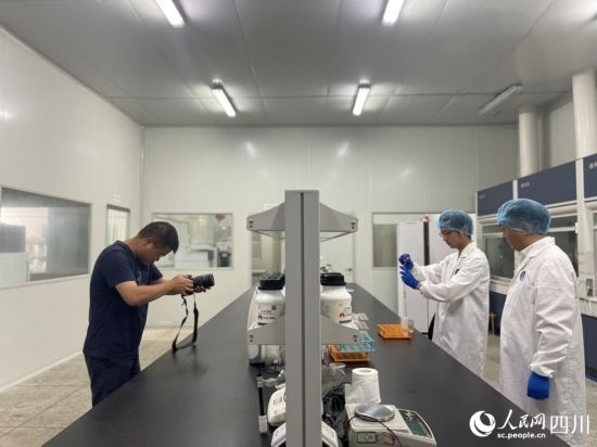 記者在位于成都市大邑縣的海光食品有限公司進行采訪。人民網(wǎng)記者 何旭攝