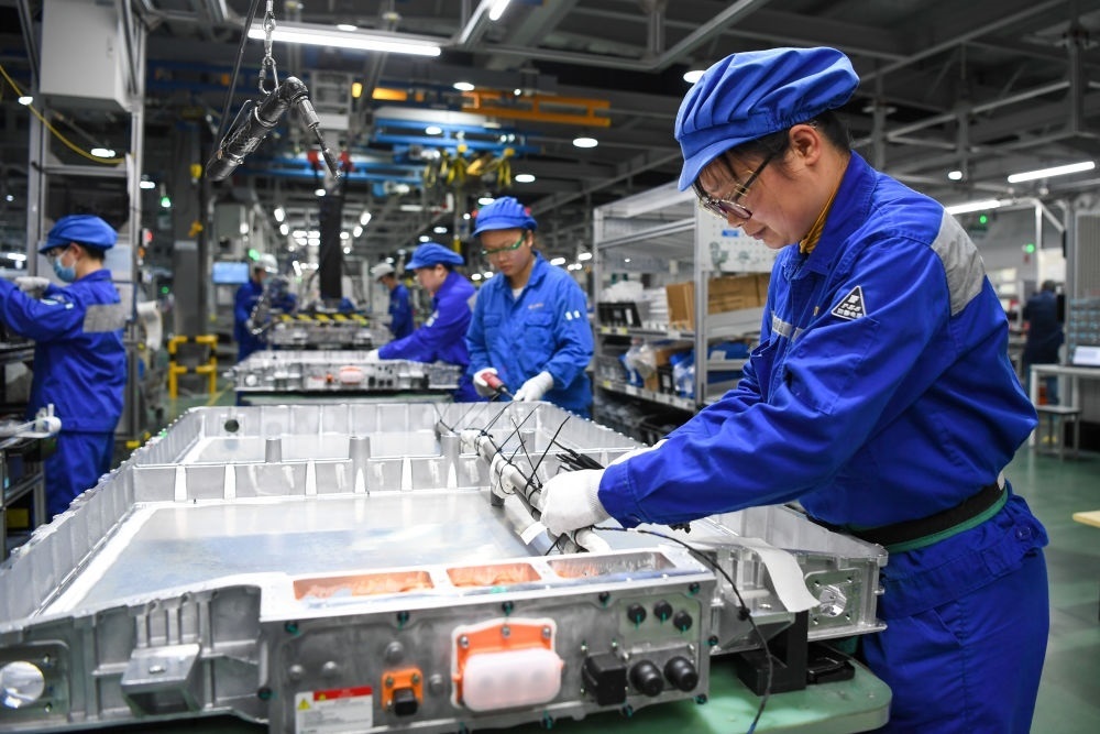 在位于江蘇常州溧陽的上汽時(shí)代動(dòng)力電池系統(tǒng)有限公司，工人在車間進(jìn)行電池生產(chǎn)（2023年2月16日攝）。常州市擁有鋰電池電芯及配套生產(chǎn)企業(yè)120余家，動(dòng)力電池產(chǎn)業(yè)2022年實(shí)現(xiàn)產(chǎn)值超1700億元。新華社記者 李博 攝