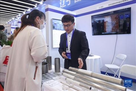 4月8日，參展商在2023中國中小企業(yè)發(fā)展大會(huì)“專精特新”中小企業(yè)展覽會(huì)上向觀眾介紹產(chǎn)品。新華社記者 龍雷 攝