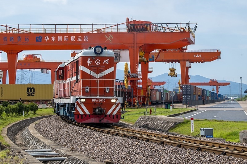 △2023年7月25日，在浙江省金華市華東國際聯(lián)運(yùn)港，一輛“義新歐”中歐班列裝載著110個(gè)標(biāo)箱日用百貨、家用電器、家裝材料等貨物，啟程駛向哈薩克斯坦。