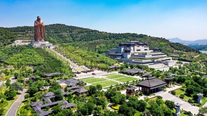 這是2023年6月8日拍攝的山東省曲阜市尼山圣境（無人機(jī)照片）。新華社記者 郭緒雷 攝