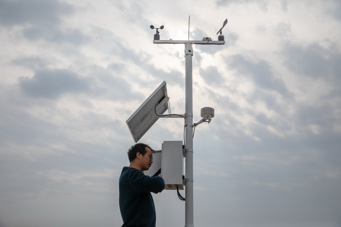 在北大荒集團(tuán)閆家崗農(nóng)場有限公司農(nóng)業(yè)現(xiàn)代化示范區(qū)，工作人員在調(diào)試氣象設(shè)備（4月27日攝）。新華社記者 張濤 攝