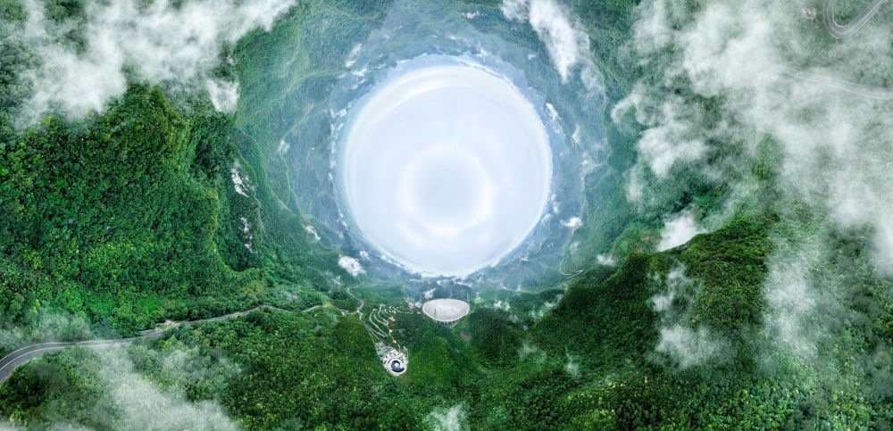 6月22日拍攝的“中國(guó)天眼”全景（維護(hù)保養(yǎng)期間拍攝，無人機(jī)全景拼接照片）。新華社記者 歐東衢 攝