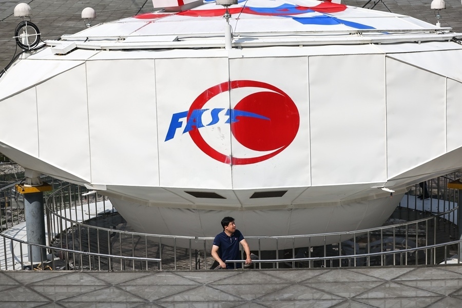 2022年8月25日，F(xiàn)AST運(yùn)行和發(fā)展中心常務(wù)副主任、總工程師姜鵬在饋源艙前（維護(hù)保養(yǎng)期間拍攝）。新華社記者 歐東衢 攝