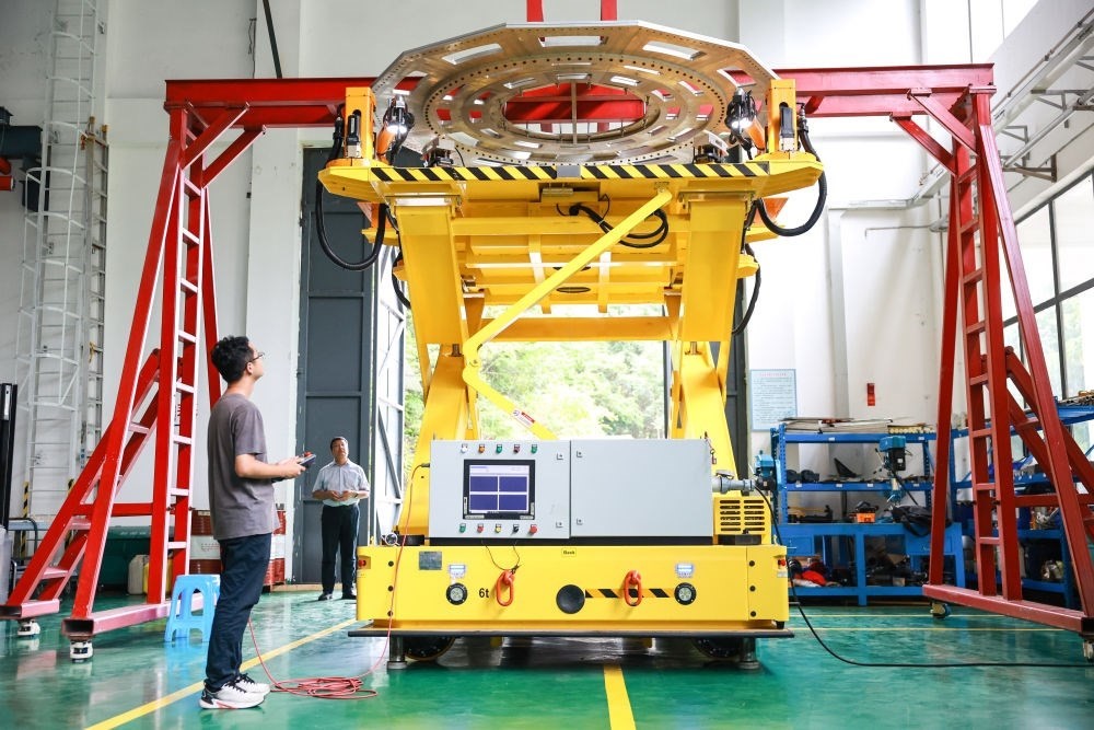 7月26日，工作人員在調(diào)試饋源接收機(jī)拆裝機(jī)器人。新華社記者 歐東衢 攝