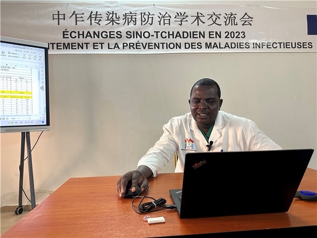 圖為中乍友誼醫(yī)院兒科護(hù)士長(zhǎng)穆罕默德·阿米勒·阿里授課。中國(guó)援乍得醫(yī)療隊(duì)供圖