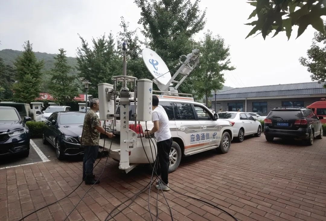 工作人員正在進行通信搶修。 受訪者供圖