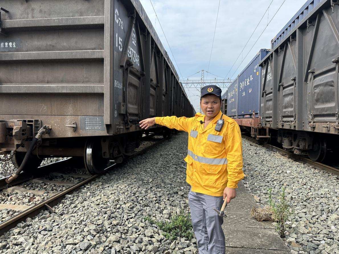 劉偉在向記者介紹檢車注意事項(xiàng)。人民網(wǎng) 王紹紹攝