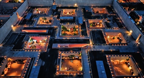 游客在“只有河南·戲劇幻城”景區(qū)游玩(2023年6月21日攝)