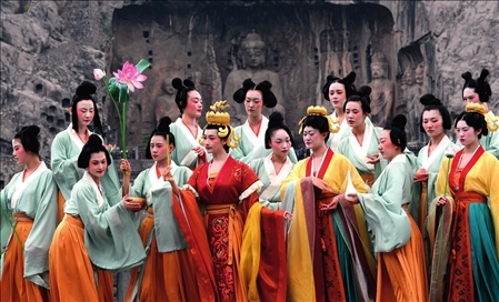 演員在洛陽(yáng)龍門(mén)石窟景區(qū)禮佛臺(tái)演繹《文昭皇后禮佛圖》(2021年4月25日攝)李安攝 / 本刊