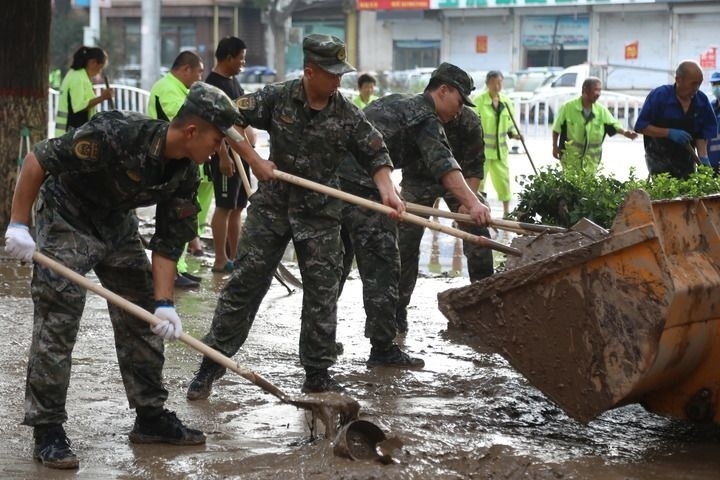 武警河北總隊(duì)保定支隊(duì)官兵在涿州市城西107國(guó)道沿線清理淤泥（8月5日攝）。新華社發(fā)（王紅強(qiáng) 攝）
