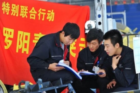 在工作中的“羅陽青年突擊隊(duì)”隊(duì)員。航空工業(yè)沈飛供圖