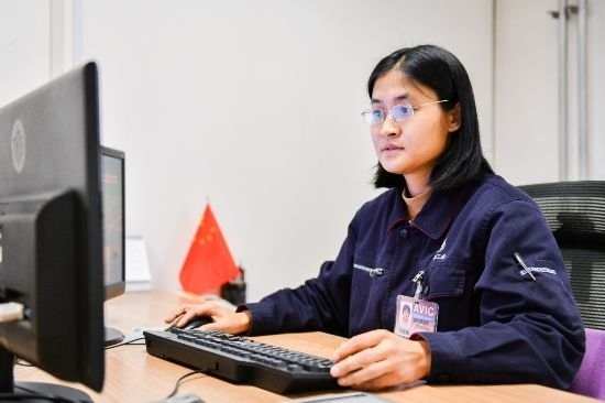 工作中的劉艷梅。航空工業(yè)沈飛供圖