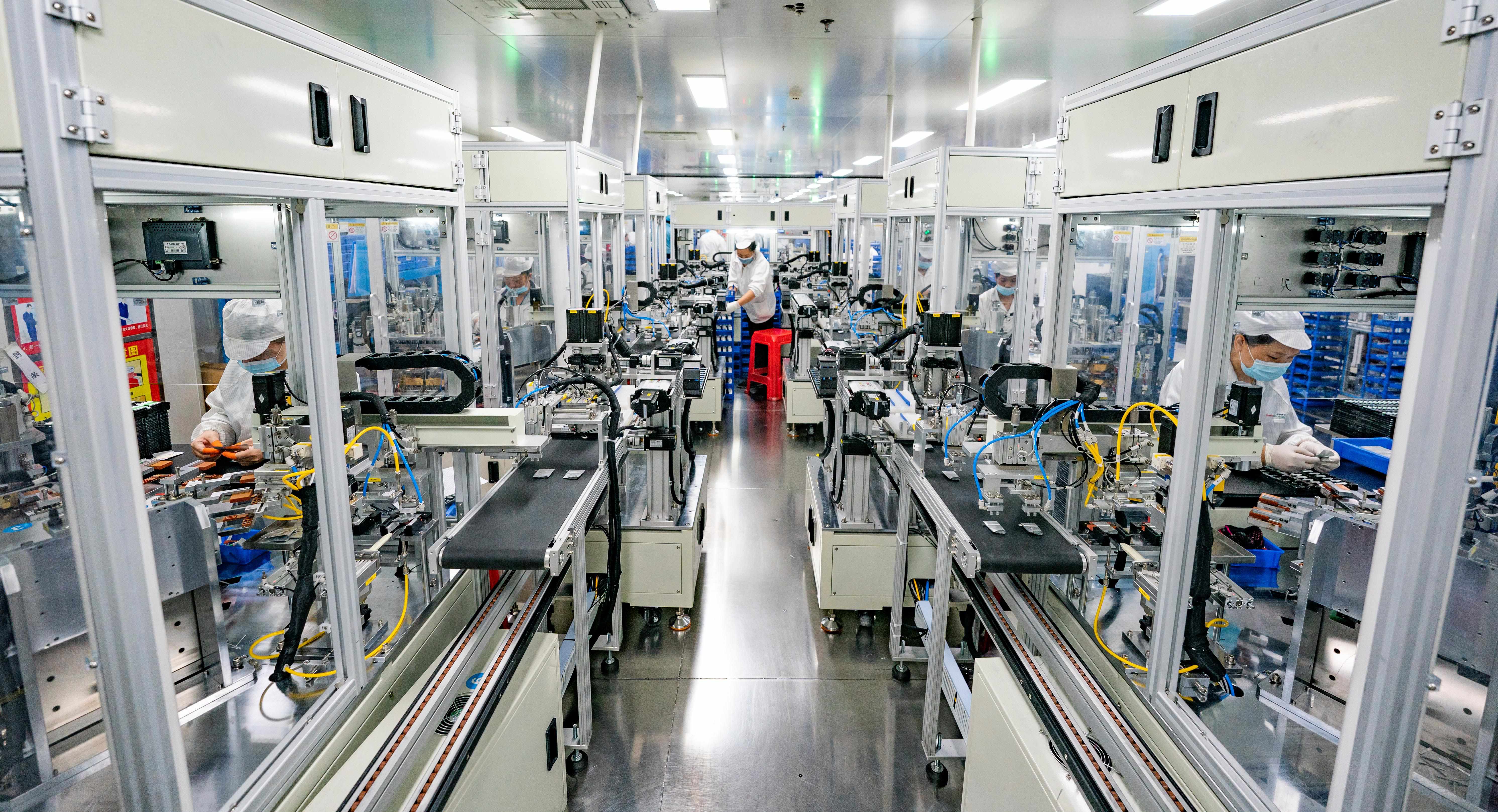 2023年5月17日，江西新余一家電子公司生產(chǎn)車(chē)間內(nèi)，技術(shù)工人在鋰電池生產(chǎn)線忙于趕制訂單產(chǎn)品。
