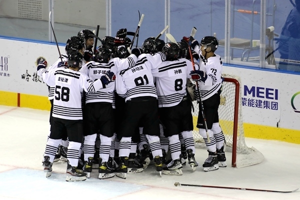 內(nèi)蒙古隊(duì)球員慶祝比賽勝利。人民網(wǎng)記者 胡雪蓉?cái)z