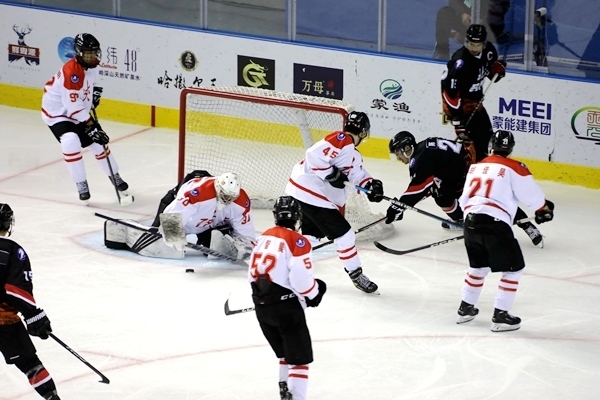 門(mén)前混戰(zhàn)。人民網(wǎng)記者 胡雪蓉?cái)z