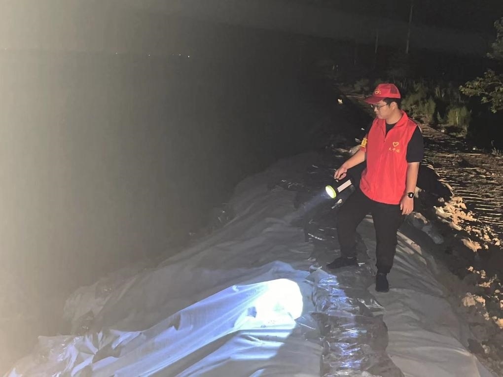 太平鎮(zhèn)干部晚上巡查南小埝。（采訪對象供圖）