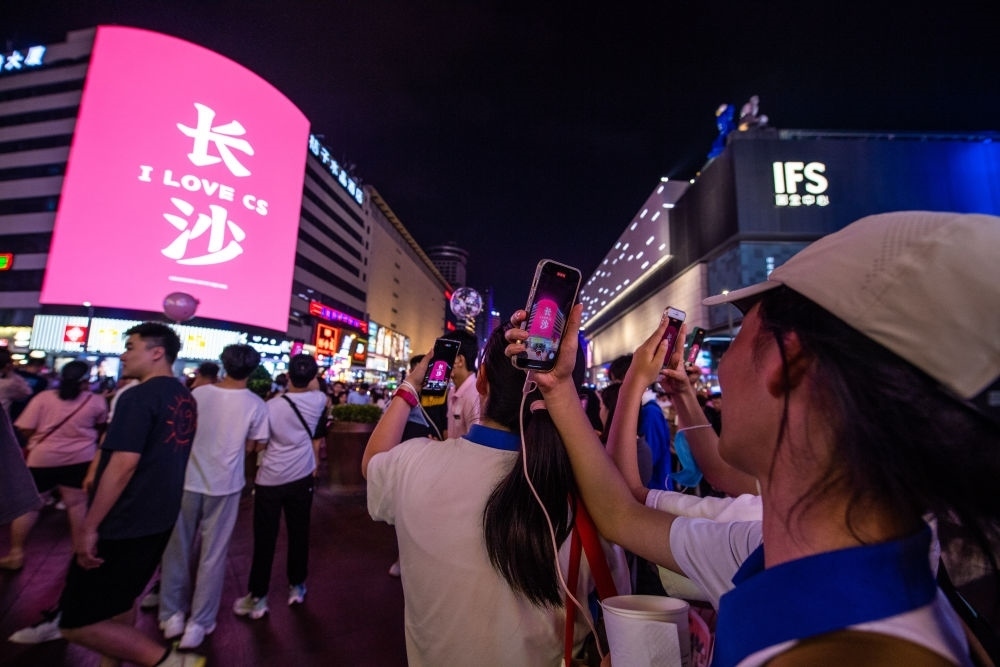  游客在長沙市天心區(qū)黃興路步行街打卡、拍照（6月7日攝）。新華社記者 陳思汗 攝