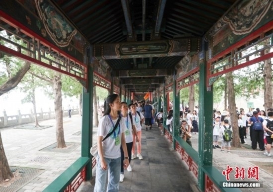 圖為學(xué)員們游覽長(zhǎng)廊。<a target='_blank' href='/'><p align=