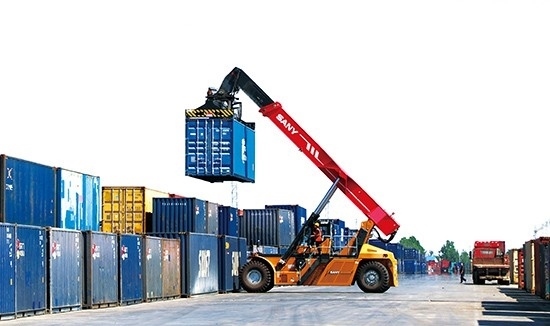 石家莊國際陸港內整裝待發(fā)的集裝箱。 石家莊國際陸港供圖