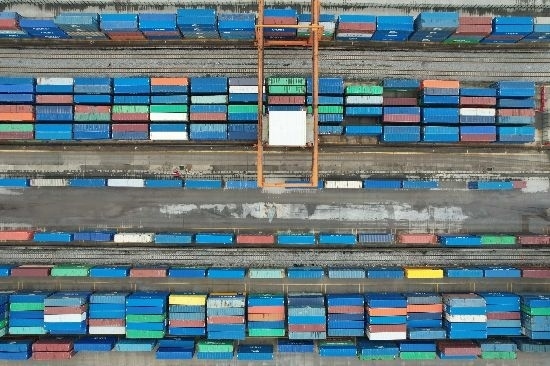 在廣州東部公鐵聯(lián)運(yùn)樞紐（增城西站），工作人員在進(jìn)行集裝箱轉(zhuǎn)運(yùn)工作。廣州交通投資集團(tuán)有限公司供圖