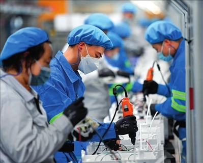 工人在浙江沁園水處理科技有限公司生產(chǎn)車間組裝家用凈水產(chǎn)品（2023年3月22日攝）。黃宗治攝/本刊