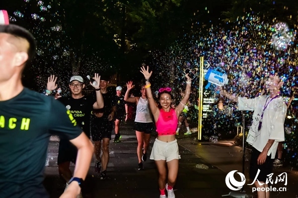運動愛好者參加上海外灘楓徑NIKE熒光跑。圖片由BFC外灘金融中心提供