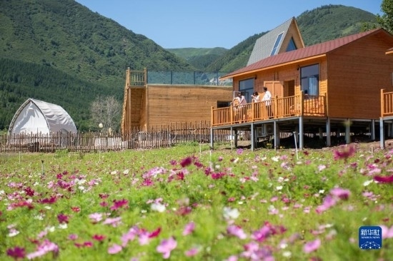 8月12日，游客在寧夏固原市涇源縣大灣鄉(xiāng)楊嶺村的民宿聊天。新華社記者 李旭倫 攝