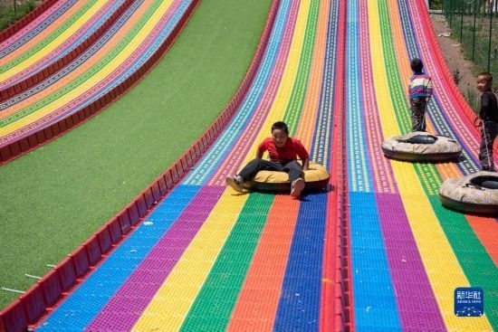 8月12日，小朋友在寧夏固原市涇源縣大灣鄉(xiāng)楊嶺村玩耍。新華社記者 李旭倫 攝