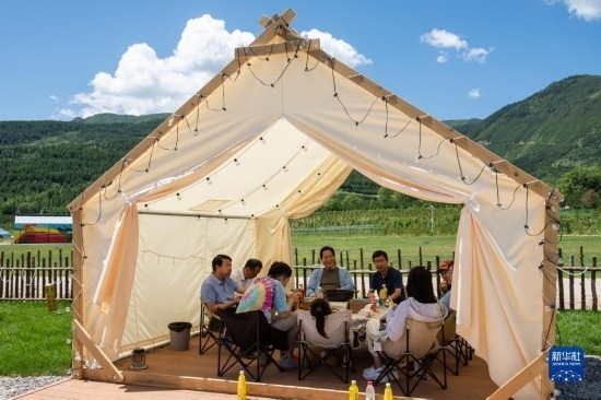 8月12日，游客在寧夏固原市涇源縣大灣鄉(xiāng)楊嶺村品嘗當(dāng)?shù)孛朗场Ｐ氯A社記者 李旭倫 攝