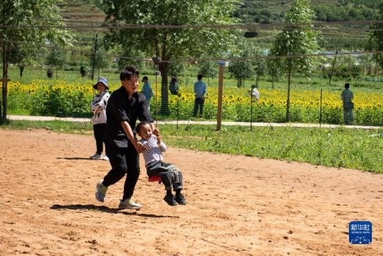 8月12日，游客在寧夏固原市涇源縣大灣鄉(xiāng)楊嶺村玩耍。新華社記者 李旭倫 攝