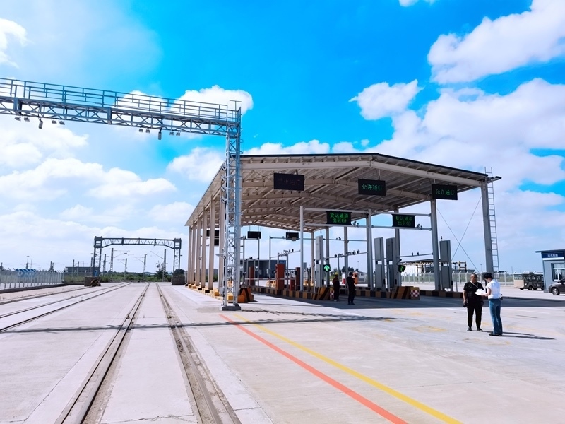 中歐班列（沈陽(yáng)）集結(jié)中心貨運(yùn)通道。人民網(wǎng)記者 栗翹楚攝