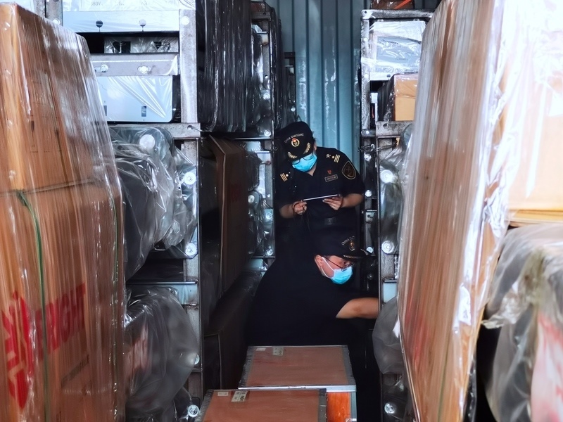 關(guān)員利用工業(yè)內(nèi)窺鏡在集裝箱內(nèi)進(jìn)行查驗(yàn)。人民網(wǎng)記者 栗翹楚攝