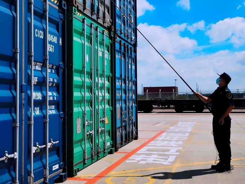 關(guān)員利用工業(yè)內(nèi)窺鏡檢查箱號(hào)、鎖號(hào)、封志情況。人民網(wǎng)記者 栗翹楚攝