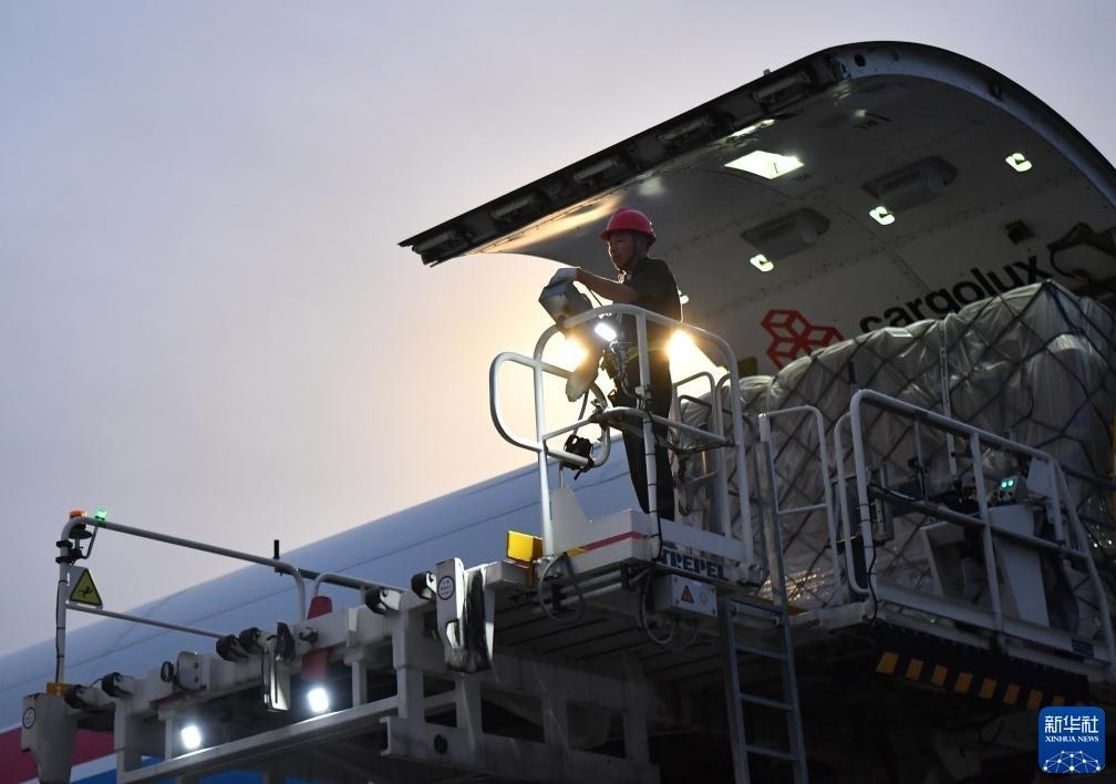 8月1日，工作人員在中國(guó)鄭州新鄭國(guó)際機(jī)場(chǎng)為一架盧森堡貨航貨機(jī)裝貨。新華社記者 李嘉南 攝