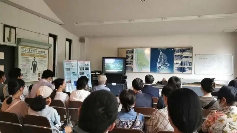 觀看日軍發(fā)動(dòng)毒氣戰(zhàn)的影像資料。中國(guó)駐大阪總領(lǐng)事館供圖