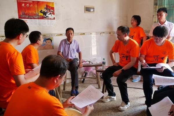 江西上饒“千村調查”分隊于余干縣上西源村入戶調查。校方供圖