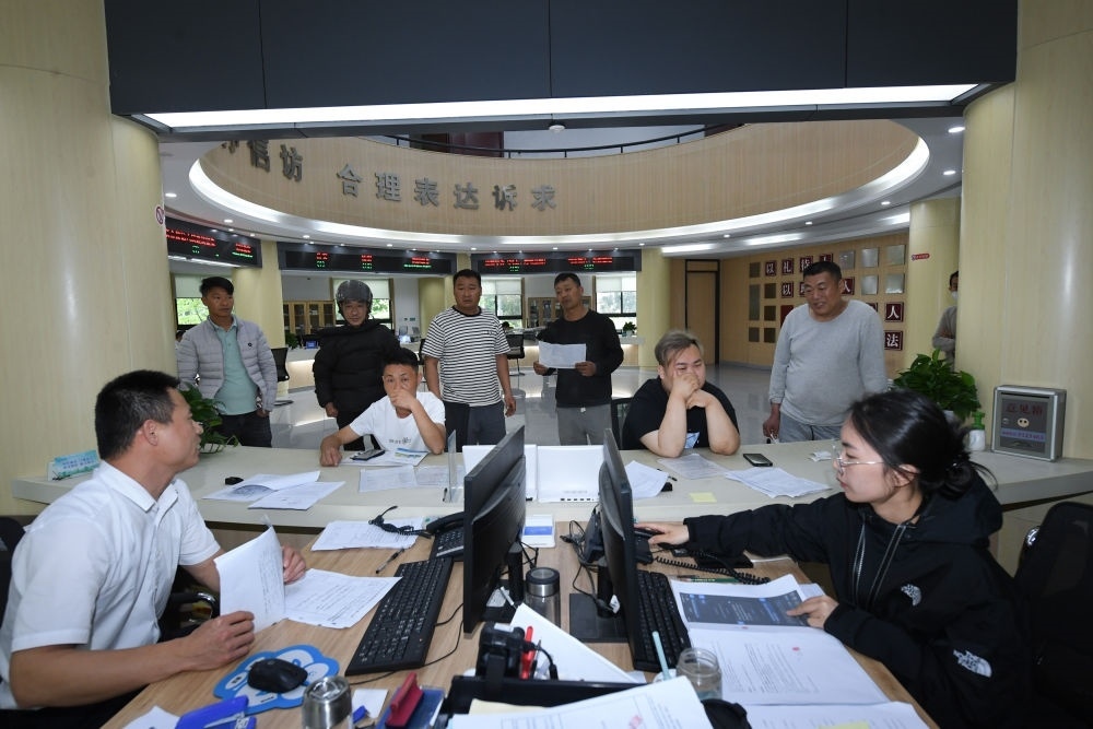 浙江省安吉縣社會(huì)治理中心工作人員在處理群眾信訪訴求（5月8日攝）。新華社記者 翁忻旸 攝