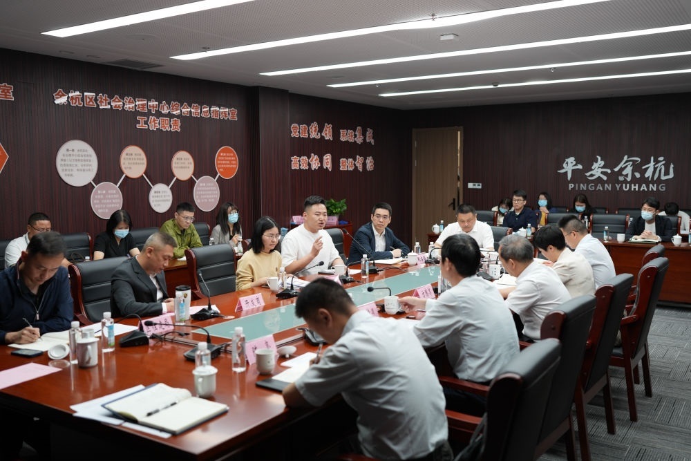 浙江省信訪局領(lǐng)導(dǎo)和相關(guān)領(lǐng)導(dǎo)組成的下訪團(tuán)在杭州市余杭區(qū)社會(huì)治理中心接受群眾上訪（5月25日攝）。新華社記者 翁忻旸 攝