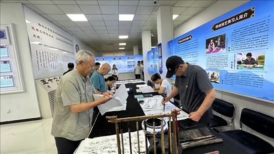 臨潢家園社區(qū)居民在書法練習(xí)室練習(xí)書法。人民網(wǎng)記者 金洪花攝