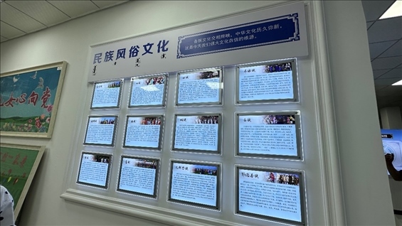 社區(qū)服務(wù)中心內(nèi)民族風(fēng)俗文化墻。人民網(wǎng)記者 金洪花攝