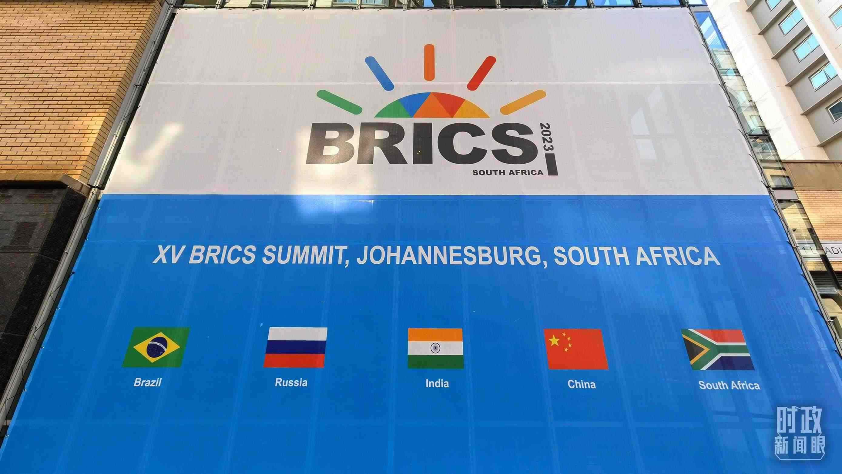 △約翰內(nèi)斯堡，金磚峰會(huì)海報(bào)。（總臺(tái)央視記者韓銳拍攝）